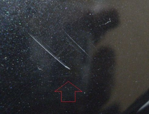 エンブレム横　比較的浅い傷