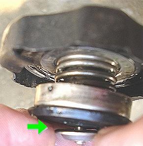 ラジエーターキャップ負圧弁