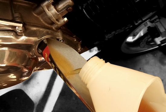 エンジンオイルを入れる