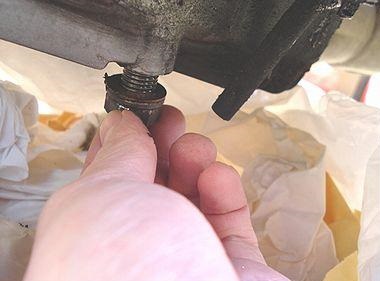 ドレンボルト　手で緩める