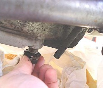 ドレンボルト　手で緩める オイルが滲んでくる