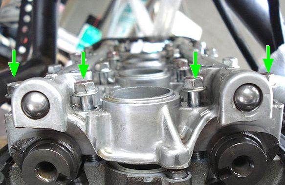 カムカバーのボルトを外す