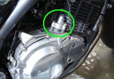 カムチェーンテンショナー