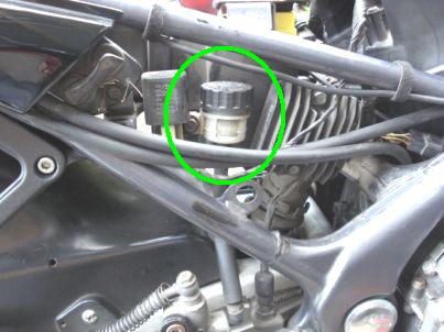 ブレーキフルード　フルードタンク