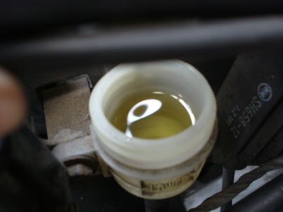 フルードタンクにフルードを満たす