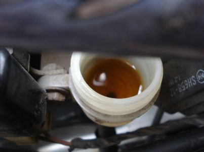フルードタンク内　茶色く劣化したフルード