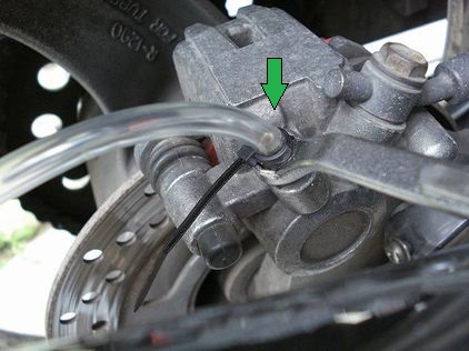 キャリパーのブリーダーにホース接続