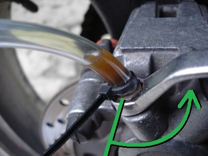 ブリーダーを緩めて古いフルード排出