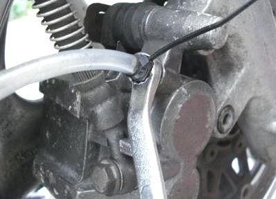 キャリパーブリーダーにホース挿入