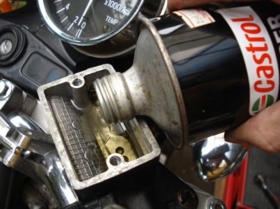 リザーバーにフルードを注ぐ