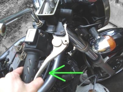 ブレーキレバーを握る