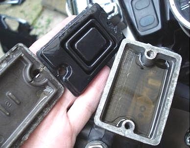 フルードタンクのふたを開ける