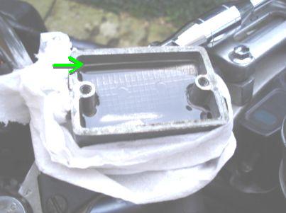 タンクにフルードを満たす