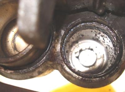 スラッジだらけのブレーキキャリパー