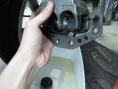 片方のキャリパーピストンが抜けたけどもう一方が残った