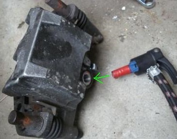 空気入れで残ったピストンを押し出す