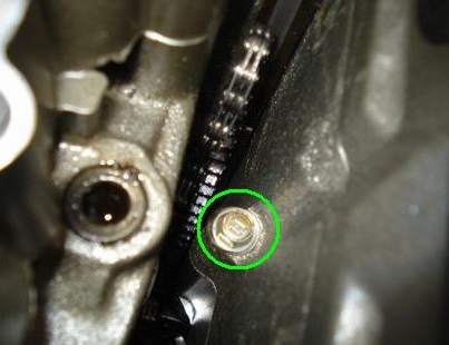 ヘッドを固定するボルトを外す カムチェーン側