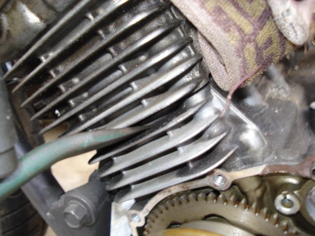 シリンダーヘッドをバールでてこる