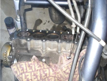 シリンダーヘッドを横に抜き取る