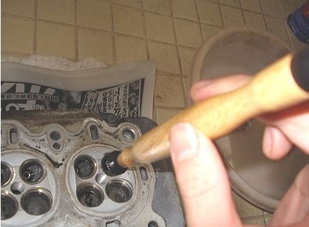 シートにバルブフェイスを叩きつける