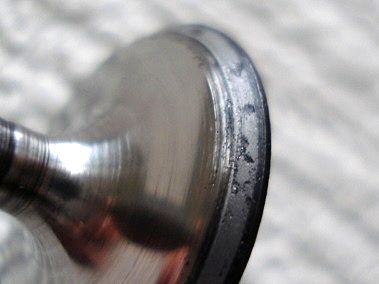 カーボンを噛みこんで傷ついたシート面