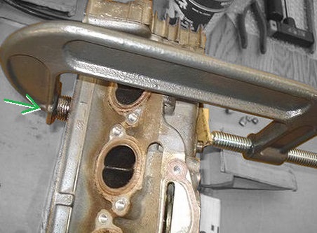 バルブスプリングコンプレッサーでバルブスプリングを押し縮める