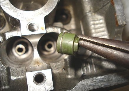 バルブステムシールを外した