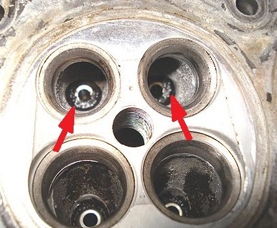 排気ポート内 バルブガイドのカーボン