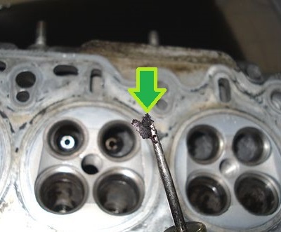 削り取ったバルブガイドのカーボン