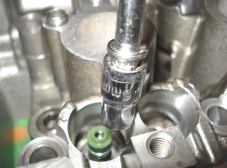 バルブステムシールをはめ込む