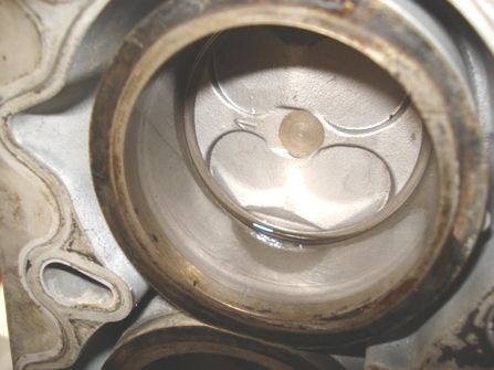 ピストンリングをシリンダーに押し込む