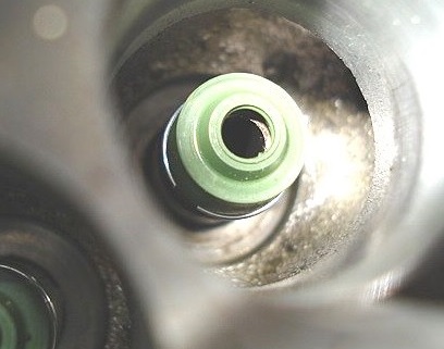 バルブステムシールをはめ込む