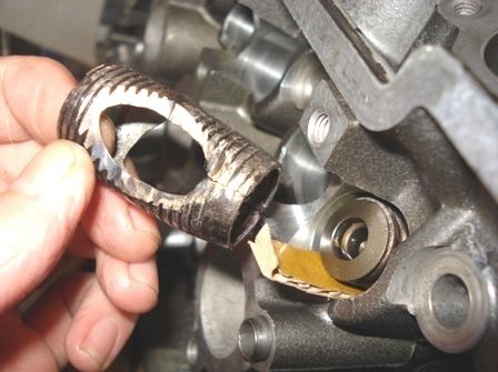 ﾊﾞﾙﾌﾞｽﾌﾟﾘﾝｸﾞｺﾝﾌﾟﾚｯｻｰでリテーナーを押し込む