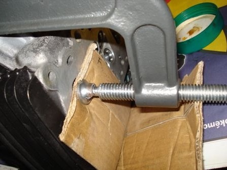 ﾊﾞﾙﾌﾞｽﾌﾟﾘﾝｸﾞｺﾝﾌﾟﾚｯｻｰでリテーナーを押し込む