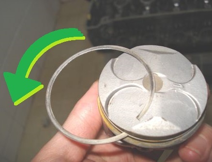 スラッジを落として綺麗になった部品