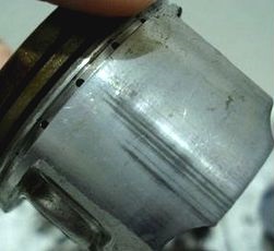 ピストンの縦傷