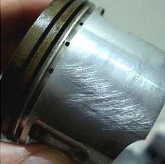 ピストンの縦傷 修正