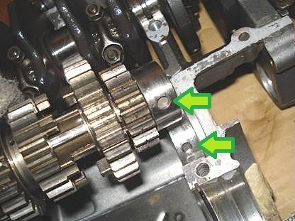 凹凸をあわせてトランスミッションを乗せる