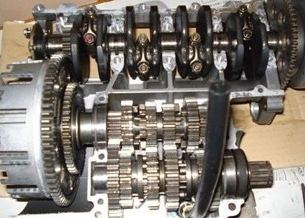 トランスミッションを乗せ終えた