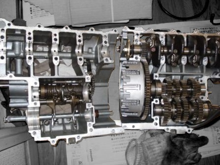 クランクケースを開けた