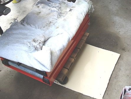 リフトジャッキをクランクケースの下に用意