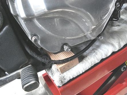 リフトジャッキをクランクケースの下に用意2