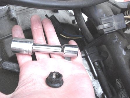 エンジンマウントボルトを外す