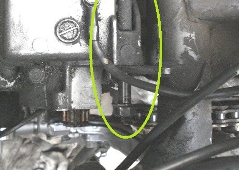 エンジンマウントボルトを抜く