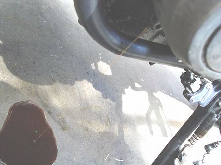 エンジンオイルが垂れる