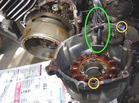 左エンジンカバー外れる