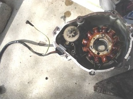 左エンジンカバー外れる