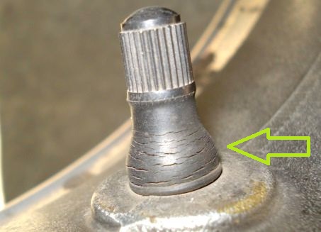 交換したタイヤバルブ 劣化