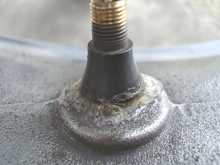 割れたタイヤバルブをボンドで固めた