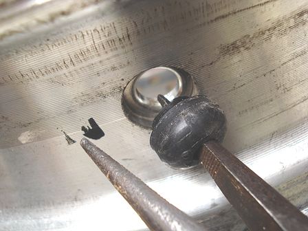 タイヤバルブの根元を外す